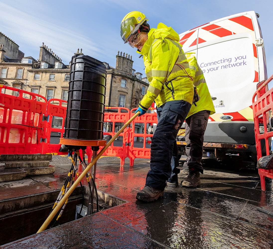 2023-Openreach-engineers-pulling-fibre-duct